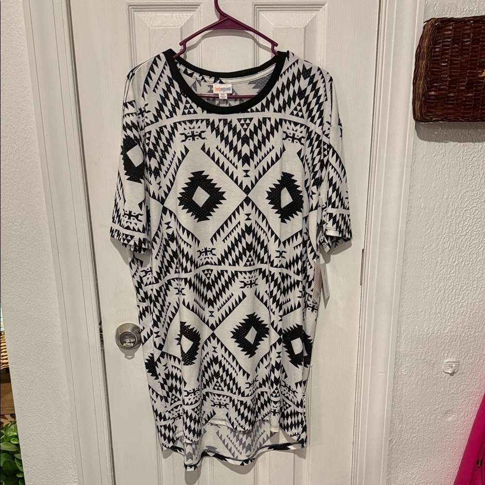 LuLaRoe Monochrome Geometric Pattern Top